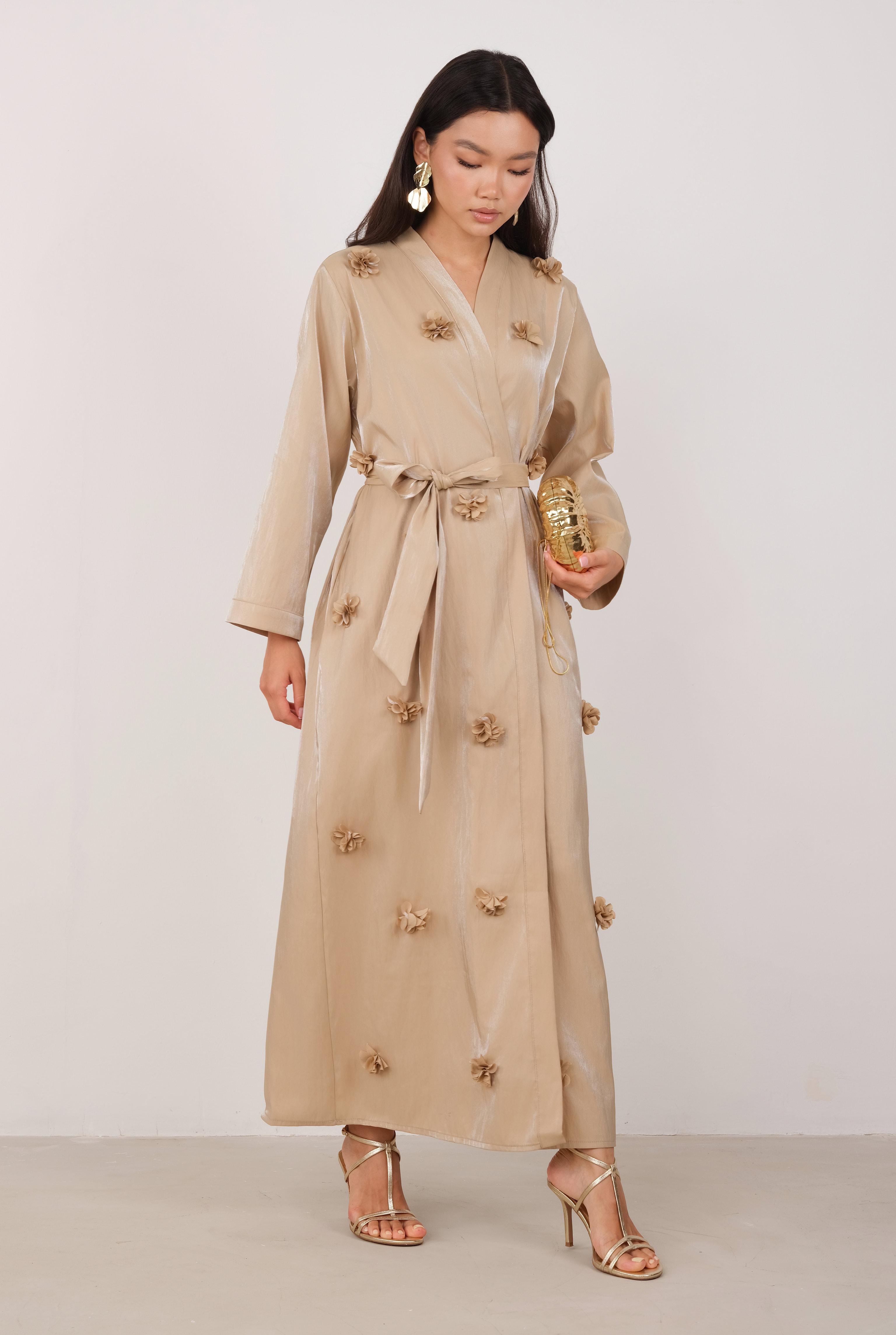Çiçekli Aplikeli Abaya Koyu Bej