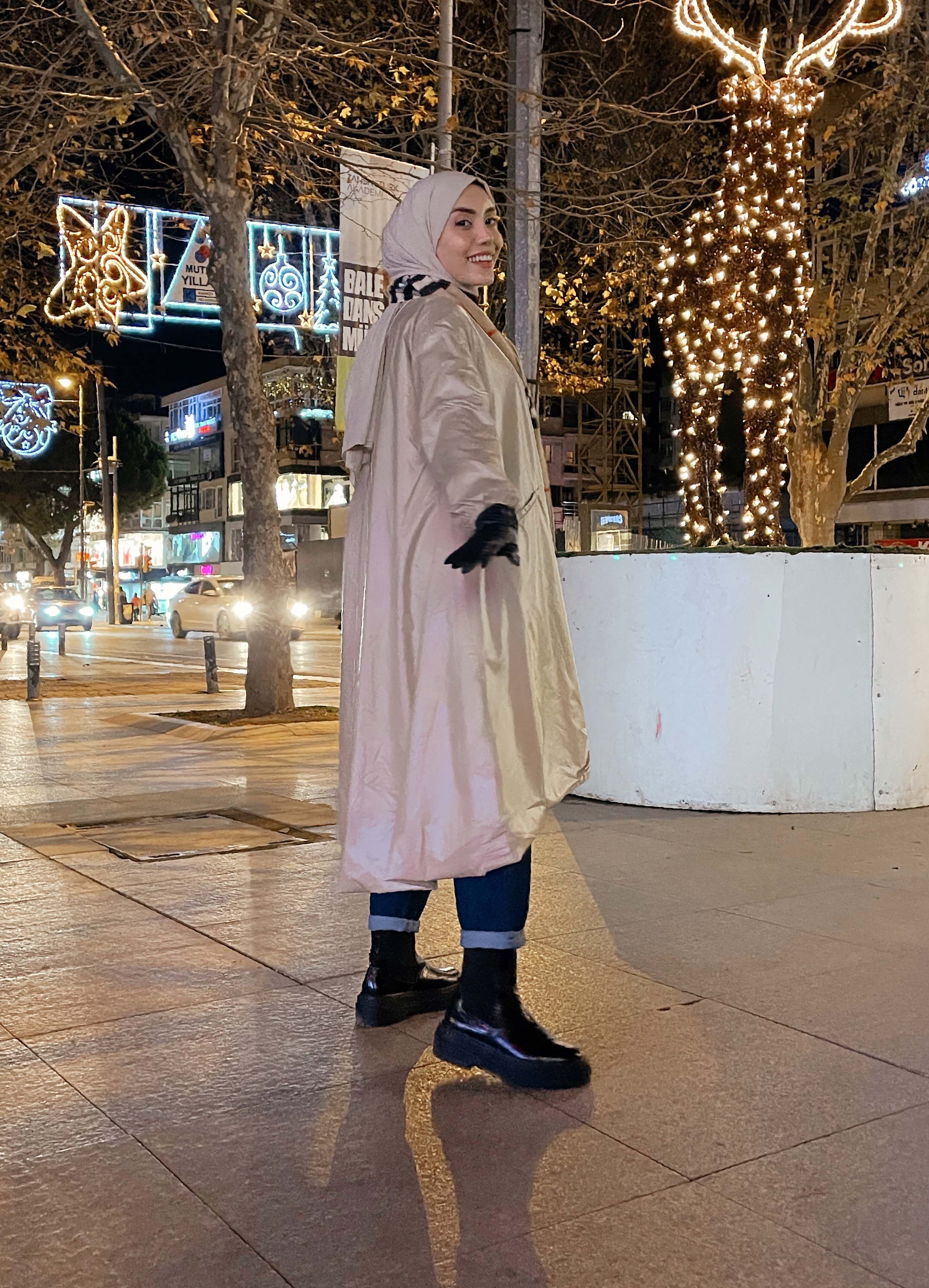 Çift Katlı Yağmurluk Ekru Kombin