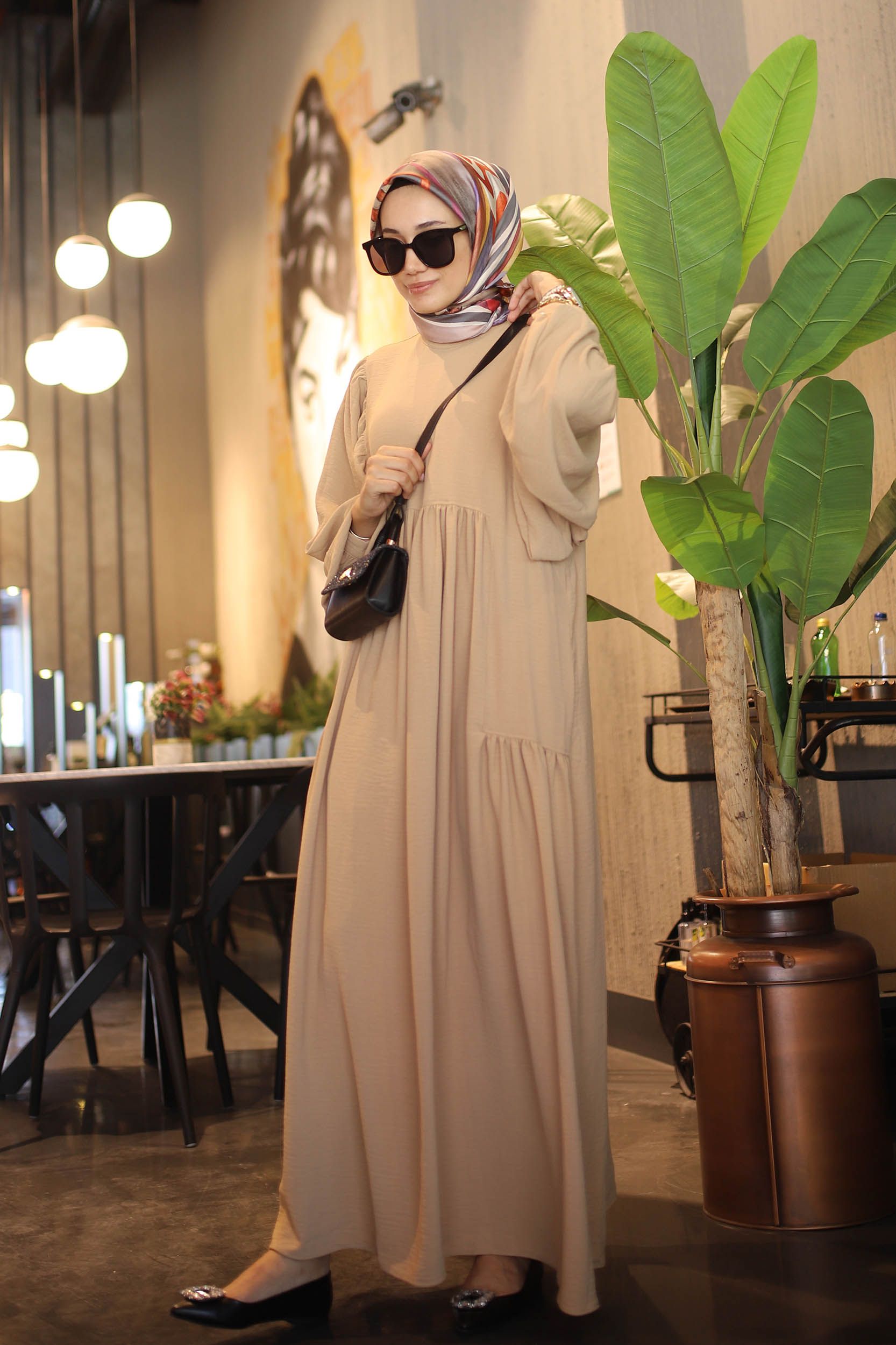 Fatma Büşra'nın kolu büzgülü elbise kombini